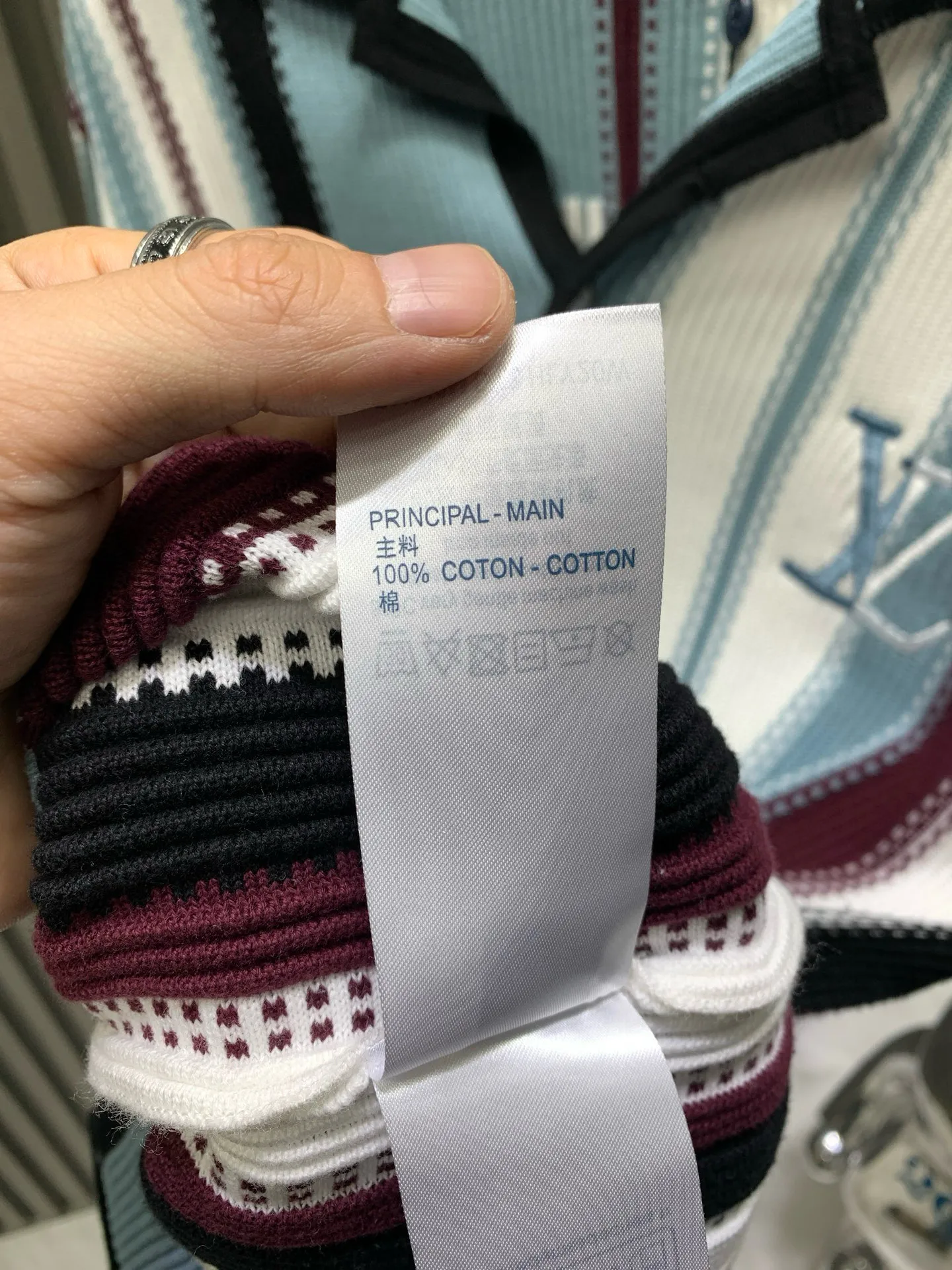 🅿️440 🀄️ Louis Vuitton Louis Vuitton 1v color block striped knitting. The original version was purchased for 15900 and developed. Custom-dyed 32-count double-ply combed cotton yarn. Used imported German (Stoll) 7 knitting machine custom-dyed yarn. Wool jacquard. Imported embroidery. Wool fermentation. Customized buttons. Customized trademark. Loose version. The original version is dyed and dyed. The color similarity is as high as 95%. The yarn is made of 2 strips of 260 combed cotton on the bottom + 5 strips of polyester + 1 strip of high-elastic stretch frame. The loom is a 14-needle STOLL machine imported from Germany. Each piece of fabric takes 390 minutes. Due to the particularity of this weave, the stability requirements of the machine are very high. Many machines cannot do it. The weaving time is very long. It is easy to have waste pieces when weaving the piece. The loss will be very large. The sewing plate is sewn with a 20-needle plate. In order to maximize the restoration effect, our large body fabric pieces are woven on an ultra-fine 16-needle flat machine. The whole piece of clothing has almost no knots. It is recommended to pair it with shorts of the same style.